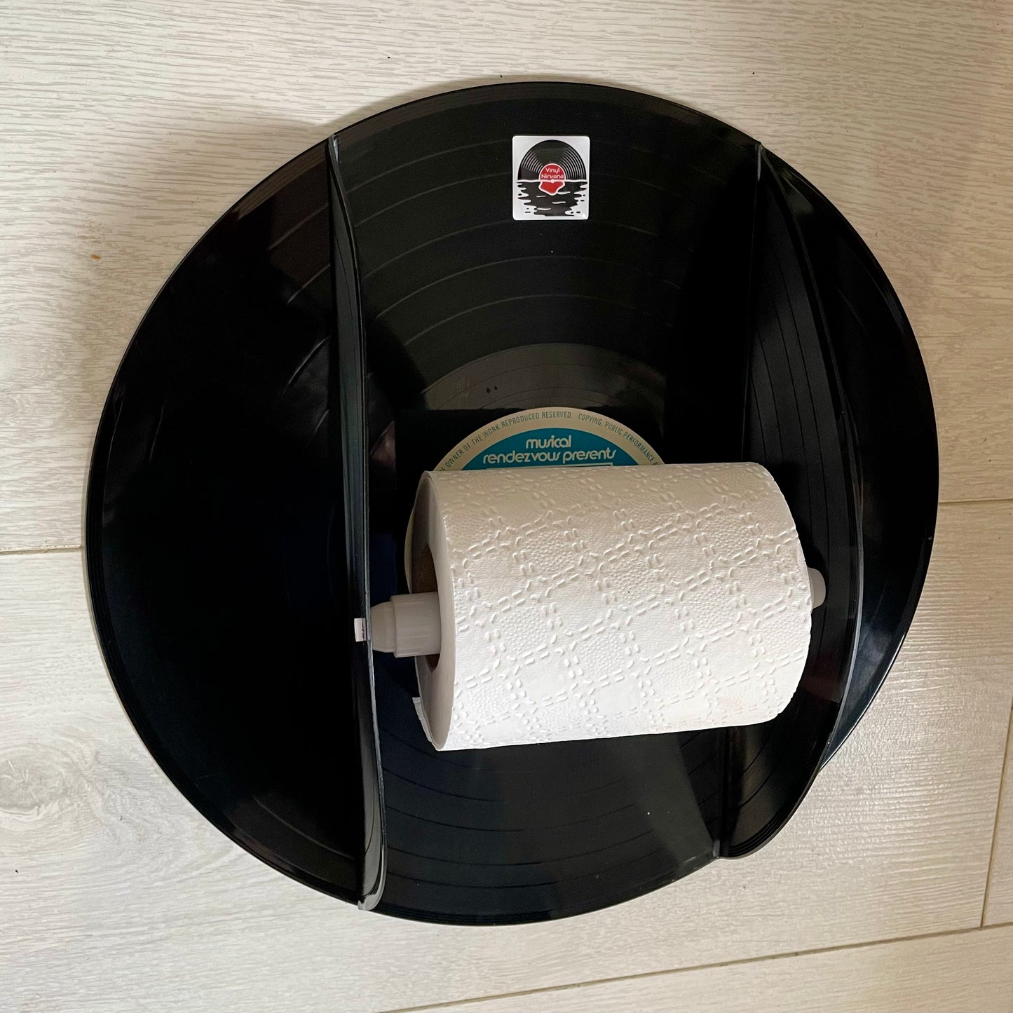 Der „Contour“-Toilettenpapierhalter für Schallplatten